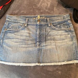 Jean skirt with accent pockets